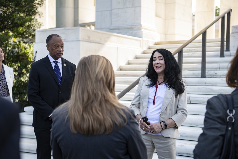 DVIDS - Images - U.S. Marshals Service Director Donald W. Washington  Participates in a Public Wreath-Laying Ceremony at the Tomb of the Unknown  Soldier [Image 8 of 25]