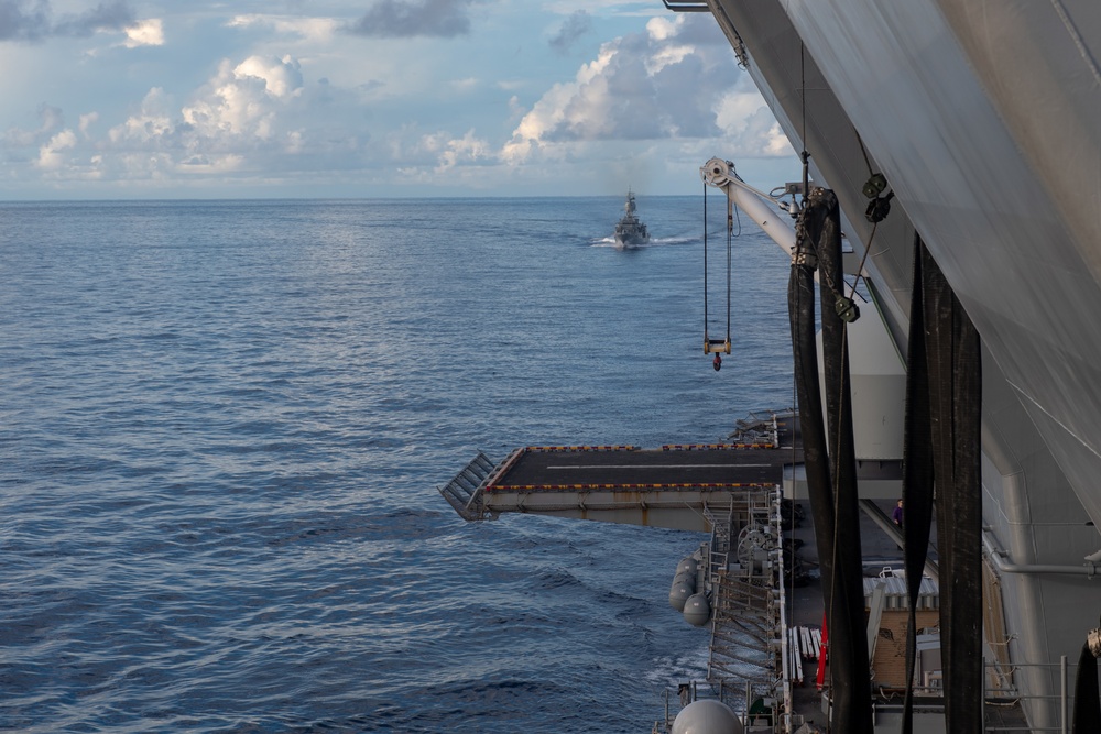 USS America conducts fueling-at-sea with HMAS Ballarat