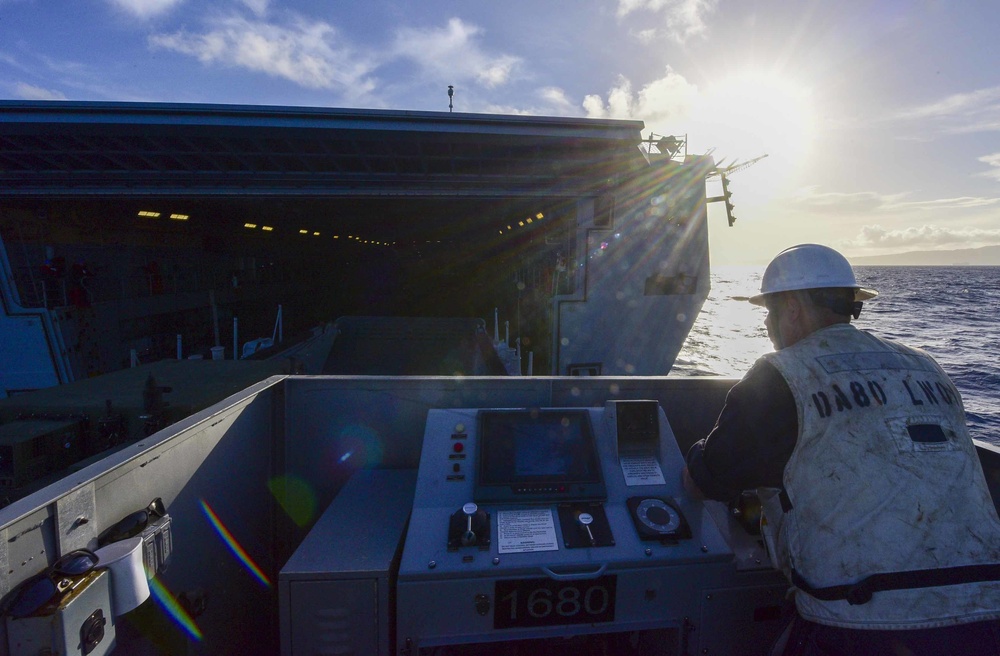 USS John P. Murtha (LPD 26) LCU Ops