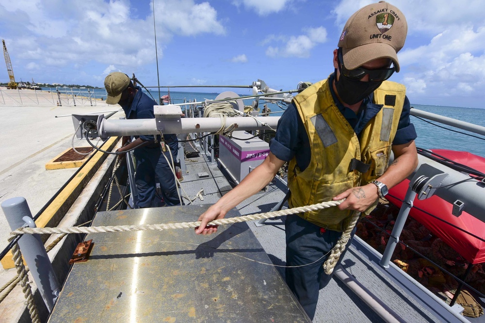 USS John P. Murtha (LPD 26) LCU Ops
