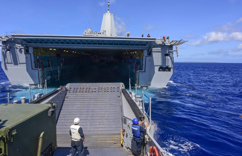 USS John P. Murtha (LPD 26) LCU Ops