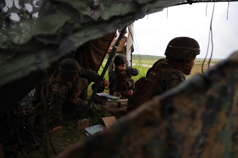 II MEF DCG visits 2dMarDiv and 22nd MEU at a live-fire range