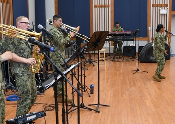 Navy Band Great Lakes Back to Performing before Audiences