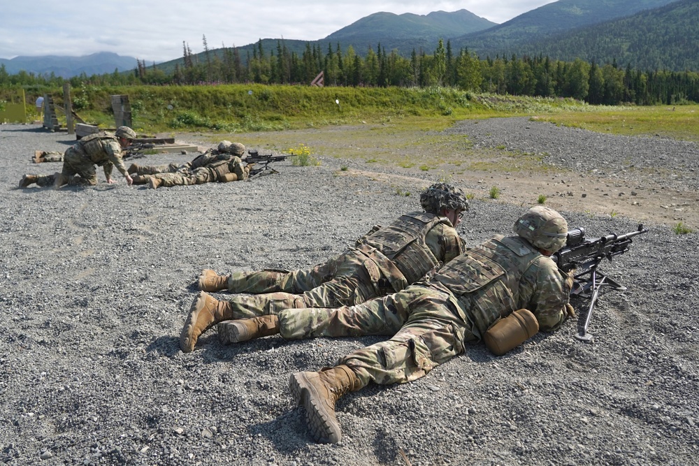 Paratroopers train in support by fire role
