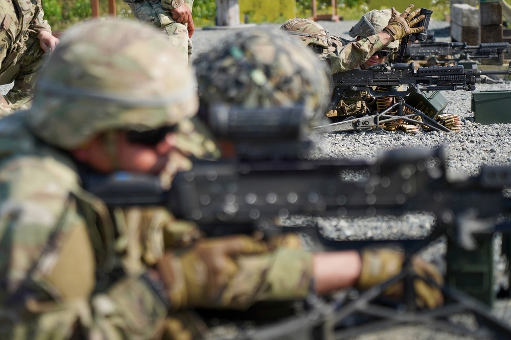 Paratroopers train in support by fire role