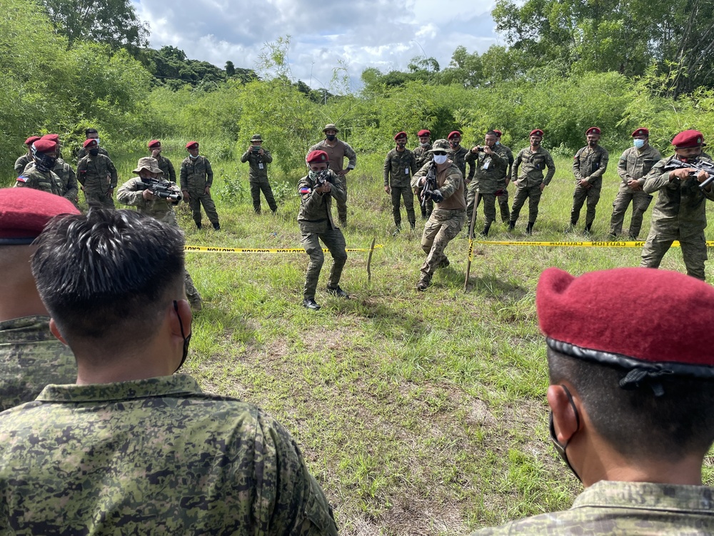 SFAB Soldiers train alongside Soldiers from the Philippine Army during Salaknib '21