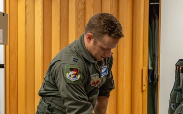 Oregon Air National Guard &amp; Navy pilots conduct dogfight training at PANG