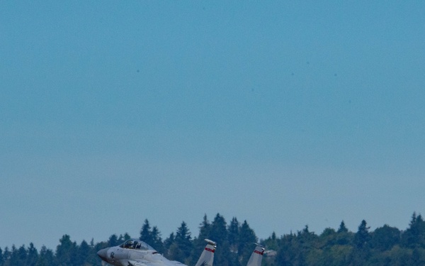 Oregon Air National Guard &amp; Navy pilots conduct dogfight training at PANG