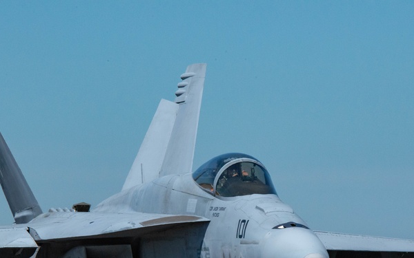Oregon Air National Guard &amp; Navy pilots conduct dogfight training at PANG
