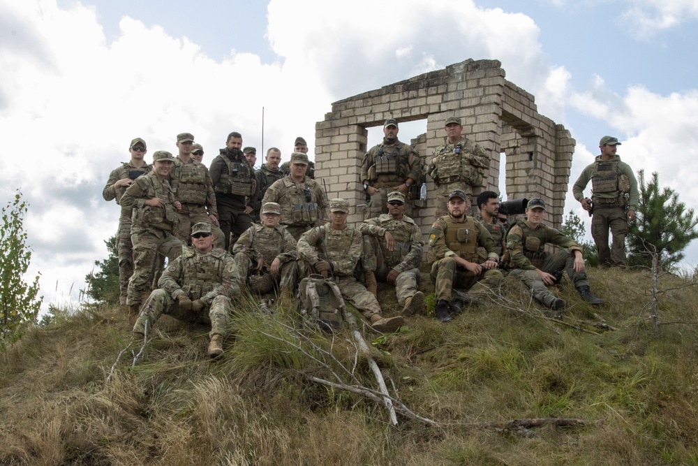 "Burt's Knights" observe multinational mortar training