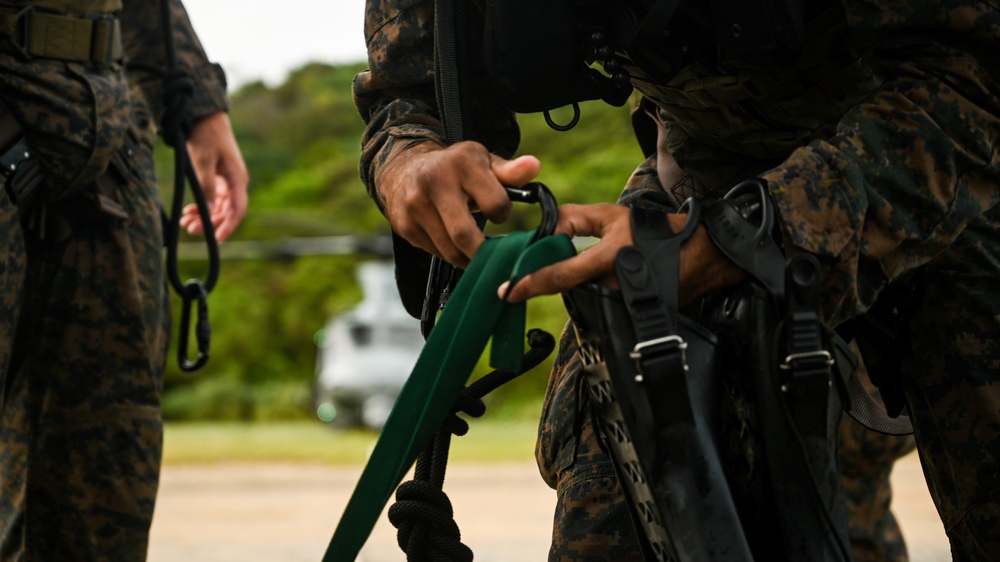 Marines conduct Special Patrol Insertion and Extraction Rigging Training