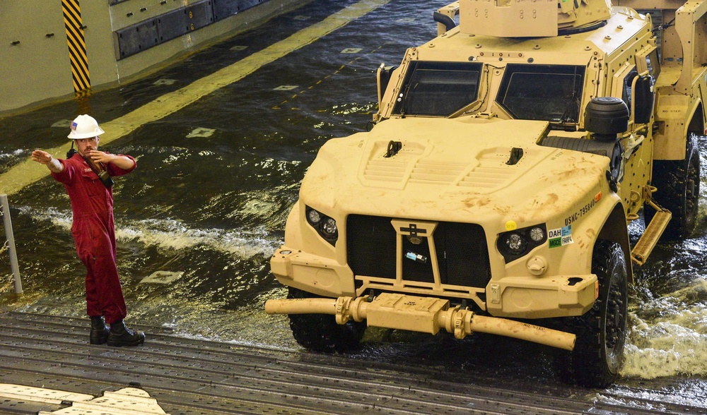 USS John P. Murtha (LPD 26) LCU Ops