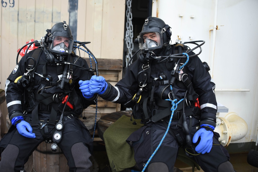 Coast Guard Cutter Healy’s temporary regional dive locker team assists with arctic operations