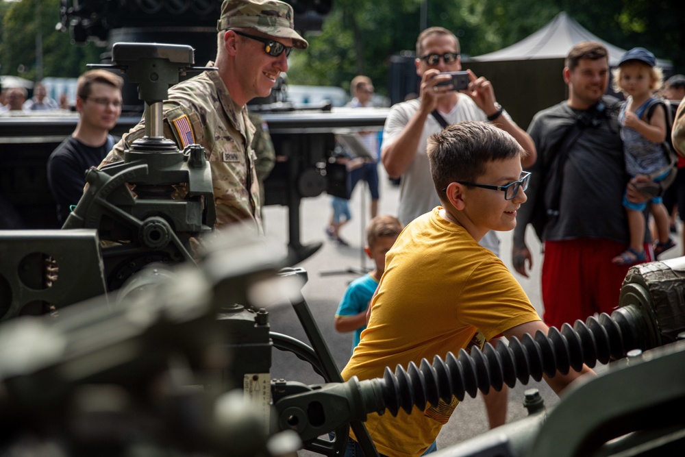 Battle Group Poland celebrates Polish Armed Forces Day in Warsaw