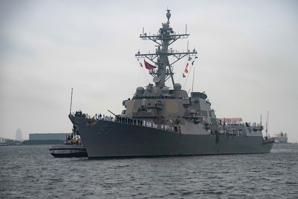 USS Howard arrives at Yokosuka