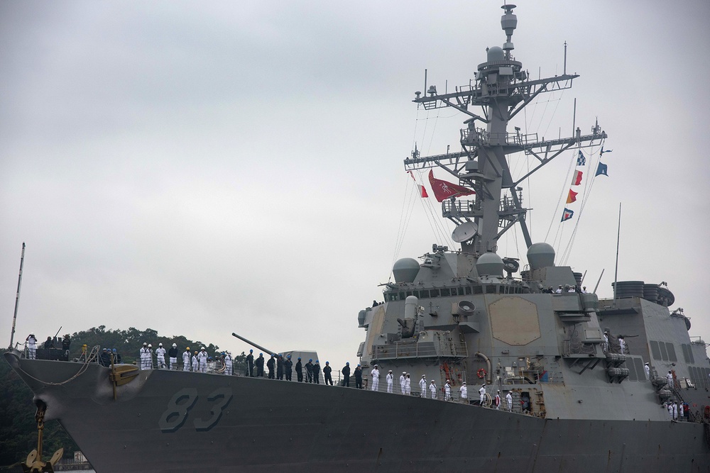 USS Howard arrives at Yokosuka