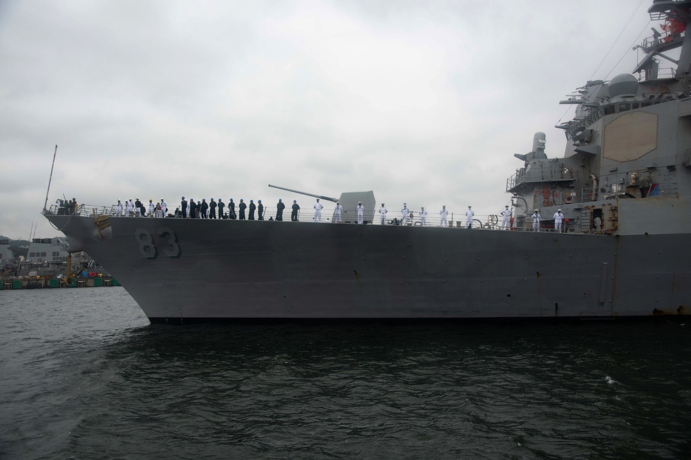 USS Howard arrives at Yokosuka