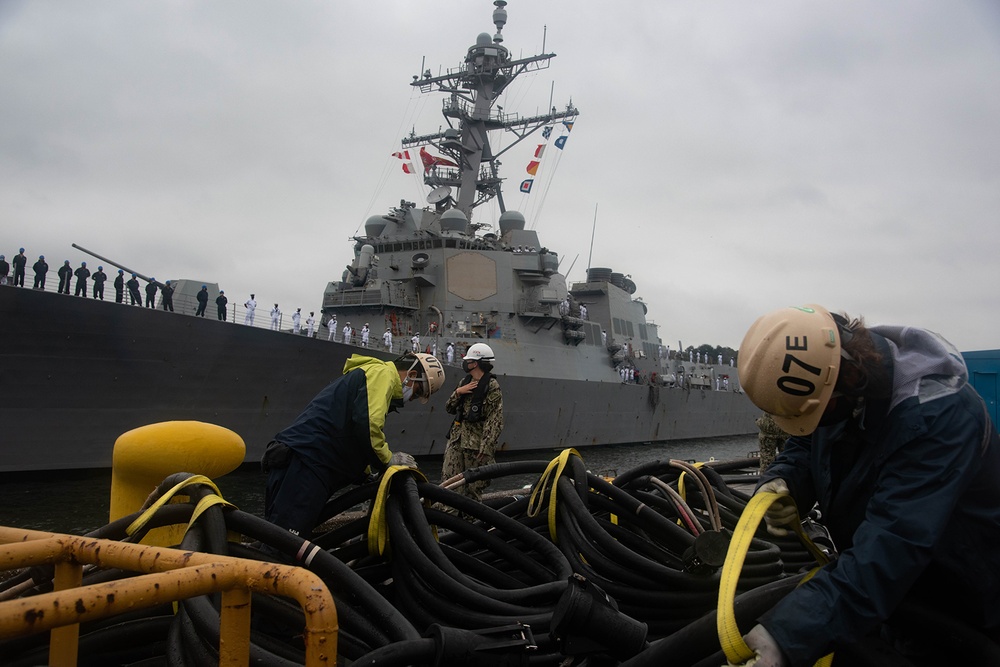 USS Howard arrives at Yokosuka