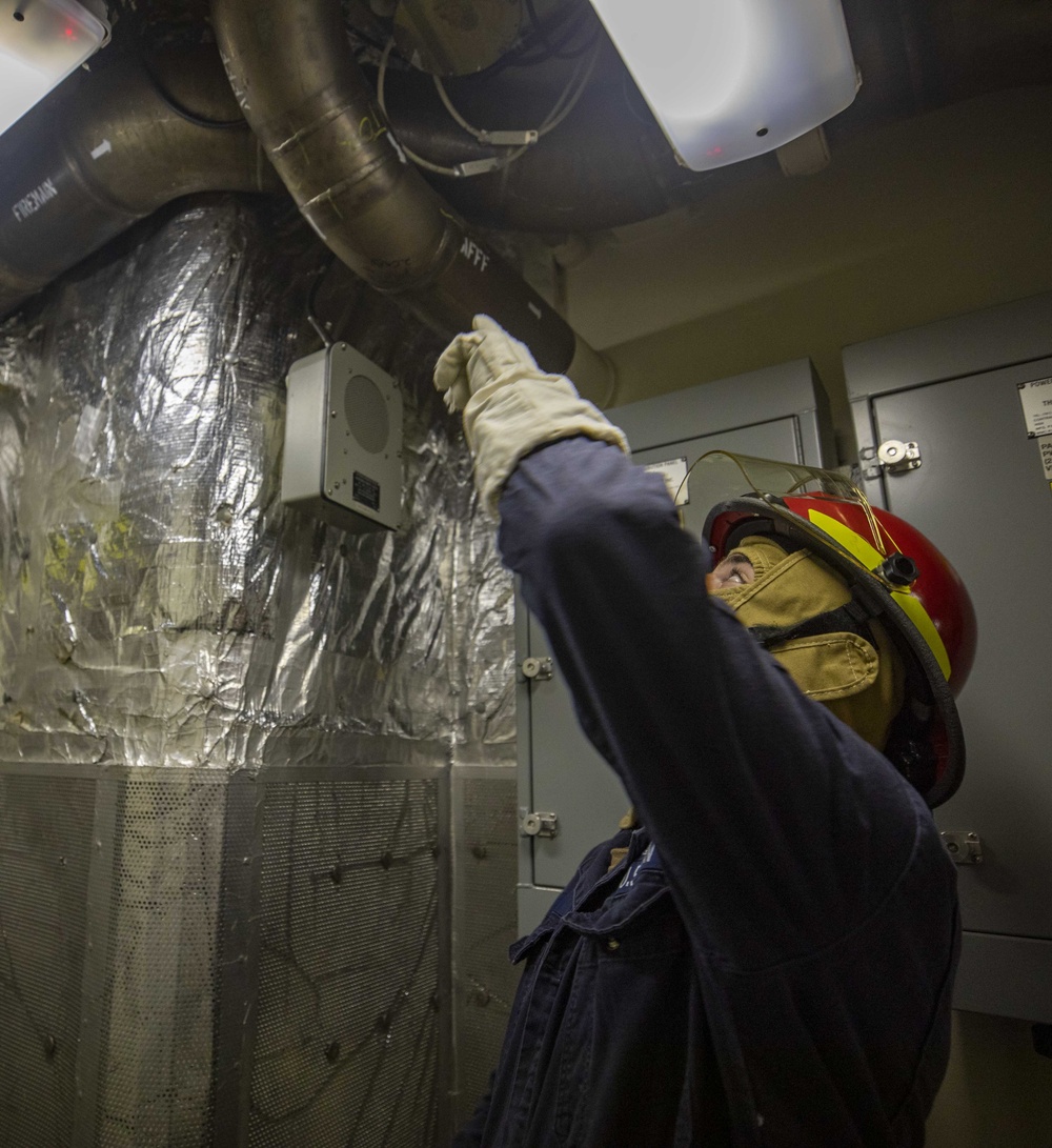 USS Billings Sailor Responds to a Simulated Flood During a Damage Control Drill