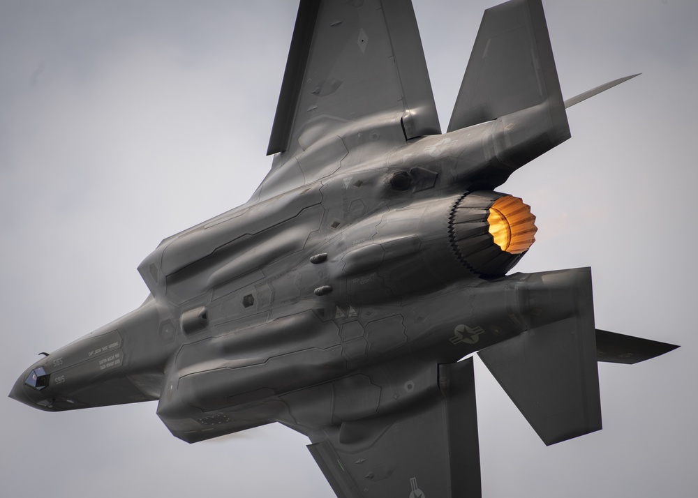 Thunderbirds roar over Michigan