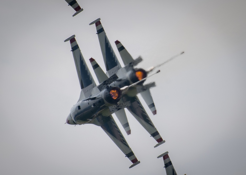 Thunderbirds roar over Michigan