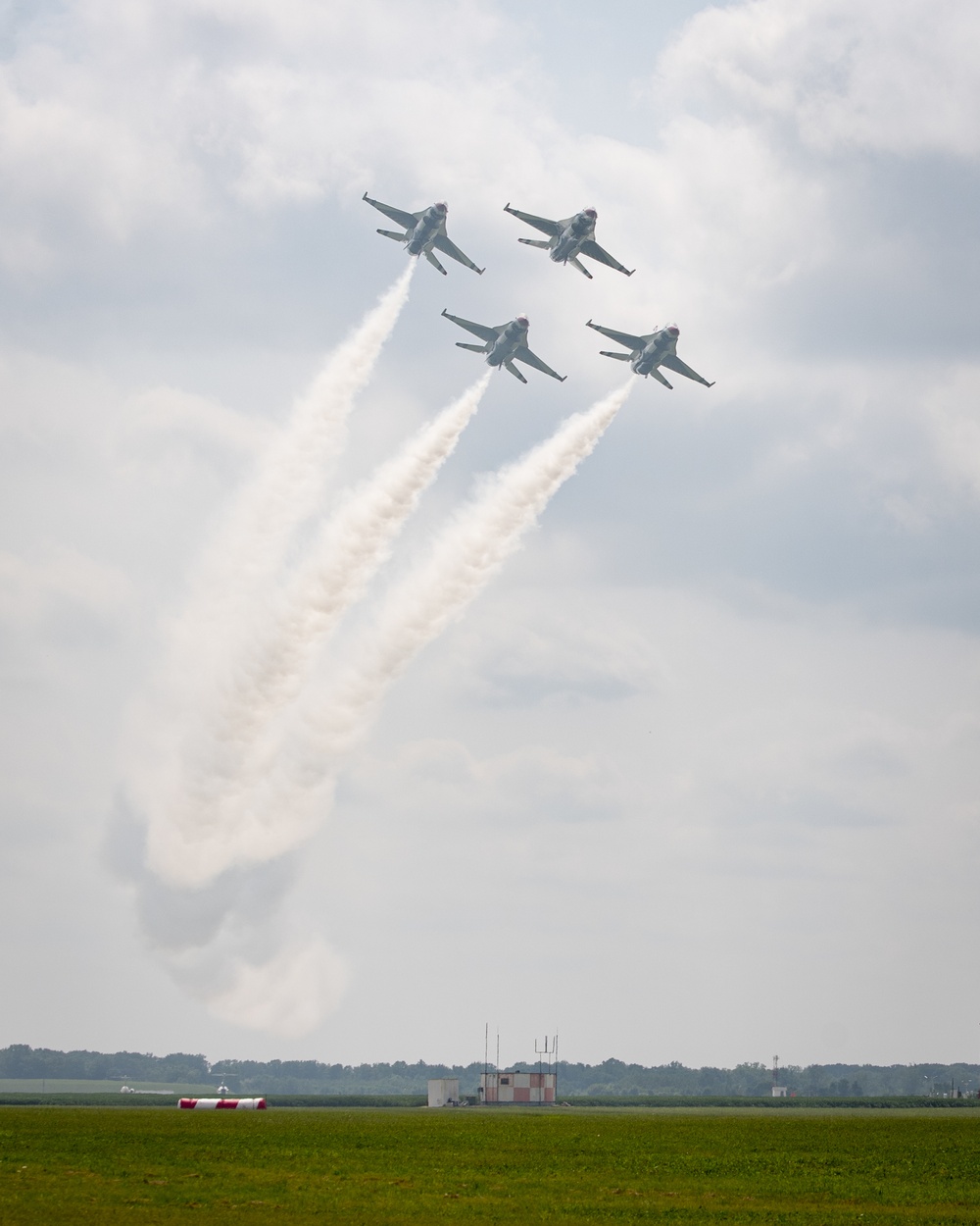 Thunderbirds roar over Michigan