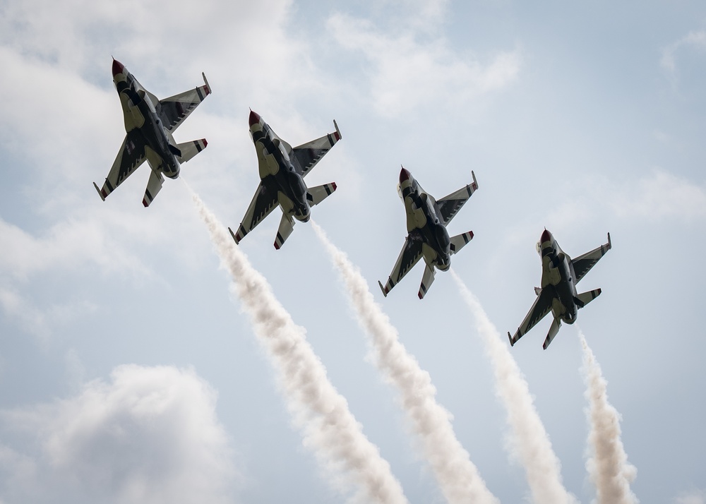 Thunderbirds roar over Michigan