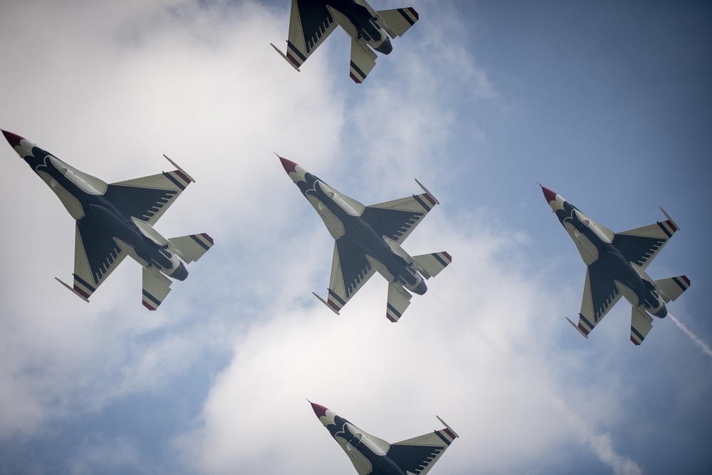 Thunderbirds roar over Michigan