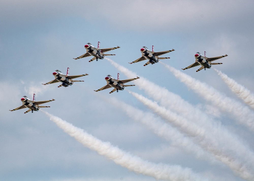 Thunderbirds Dazzle Thunder over Michigan