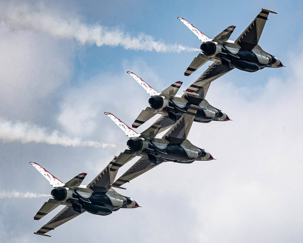 Thunderbirds Dazzle Thunder over Michigan