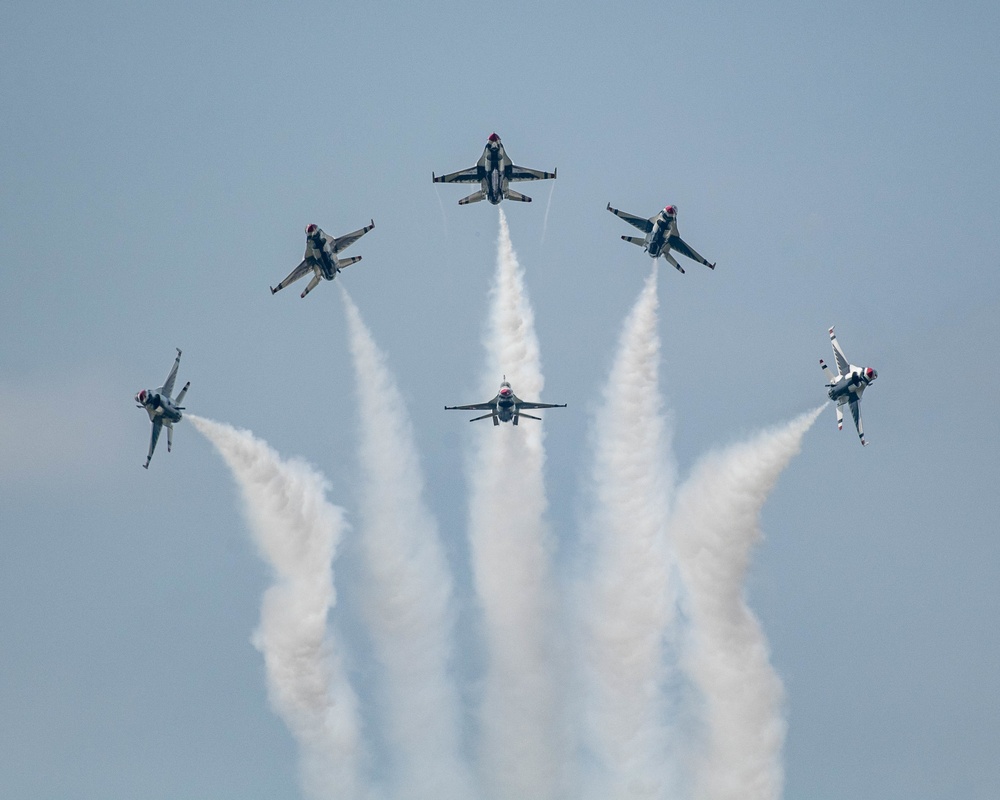 Thunderbirds Dazzle Thunder over Michigan