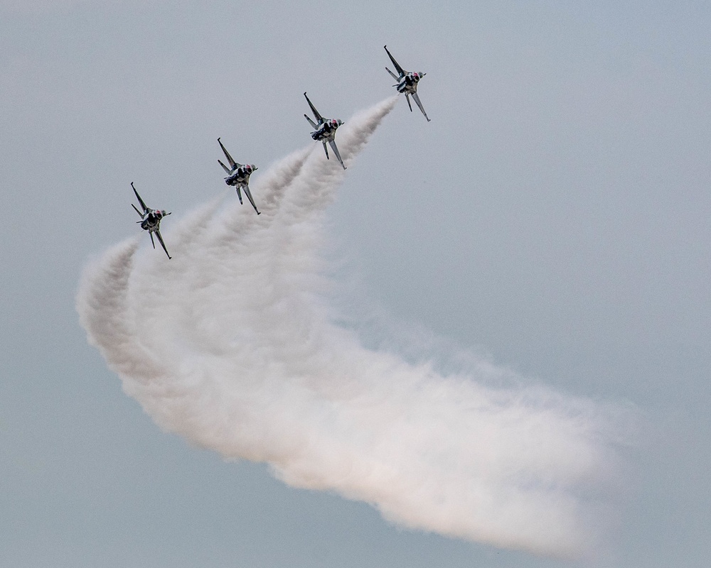 Thunderbirds Prepare for Takeoff at Thunder over Michigan