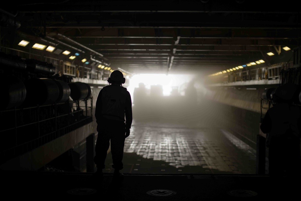 USS Essex (LHD 2) LCAC coming aboard