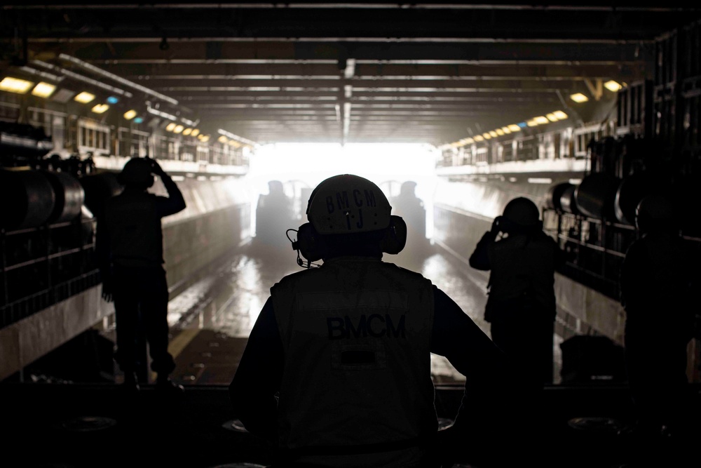 USS Essex (LHD 2) LCAC coming aboard