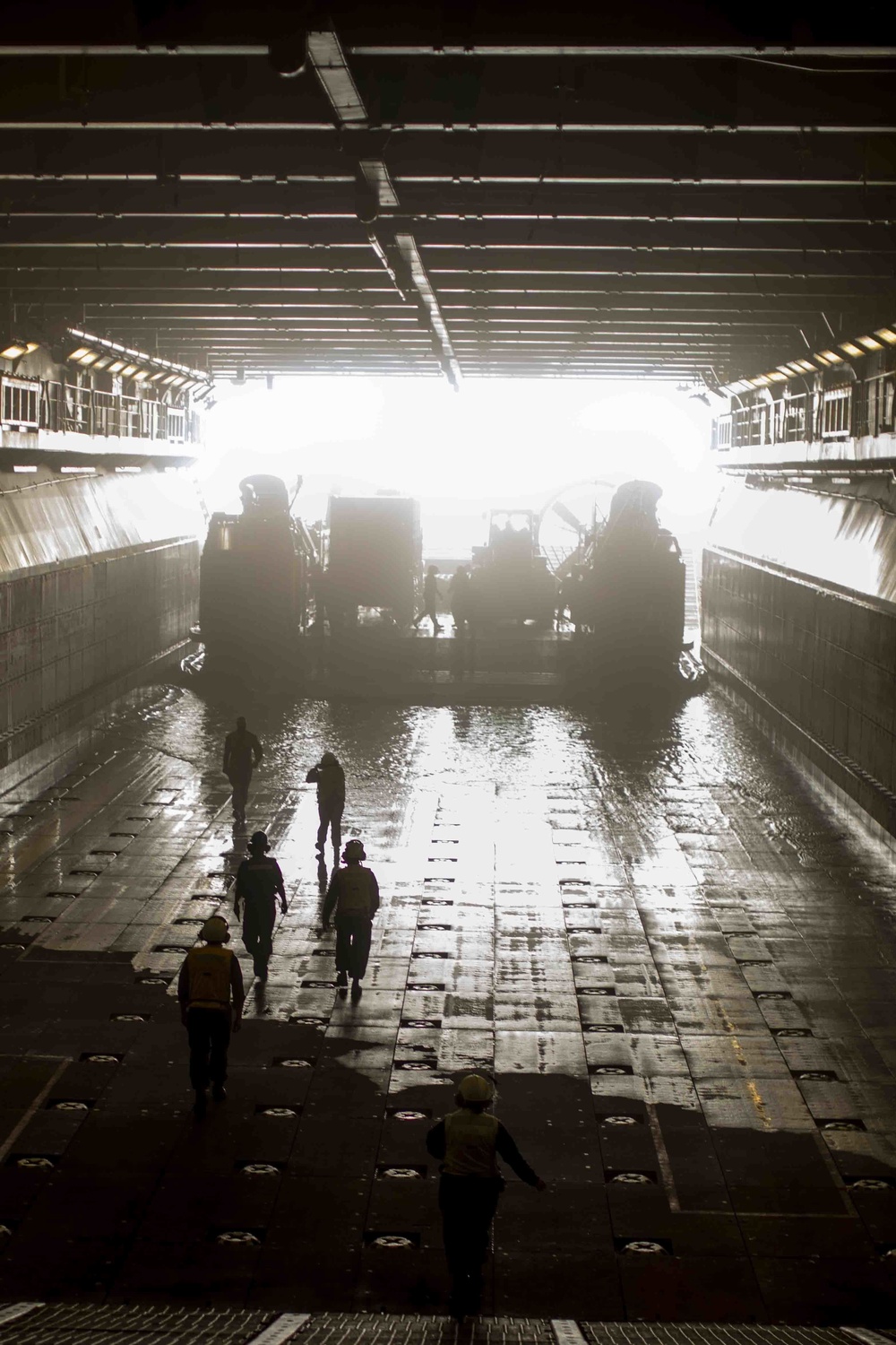 USS Essex (LHD 2) LCAC coming aboard