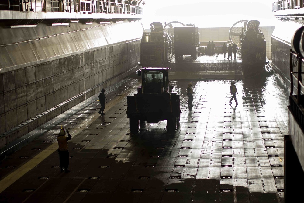 USS Essex (LHD 2) LCAC coming aboard