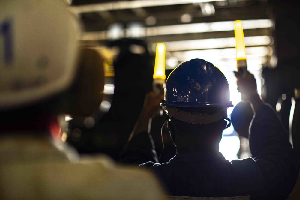 USS Essex (LHD 2) LCAC coming aboard