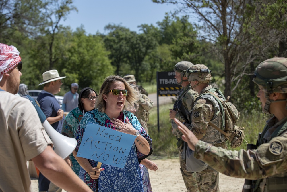 Hold the line: Soldiers train to de-escalate protest