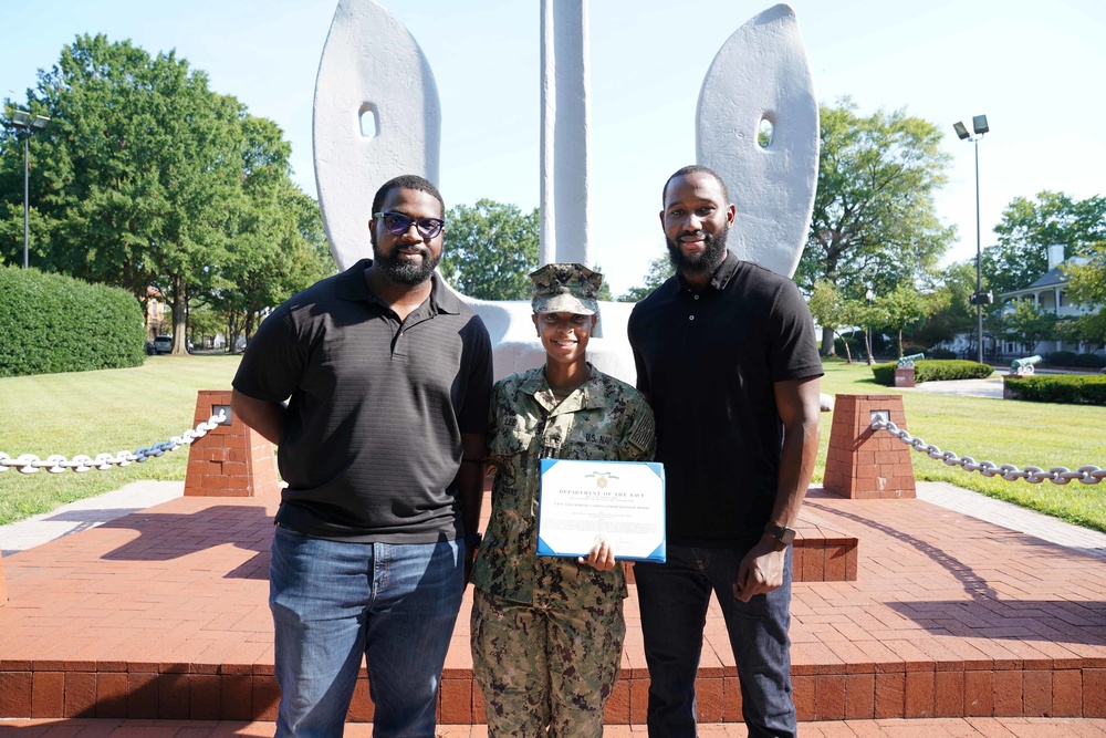 Lt. Tonesha M. Lee Receives Navy Commendation Award