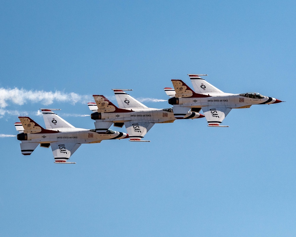 Thunderbirds Take to the Skies at the Oregon International Airshow