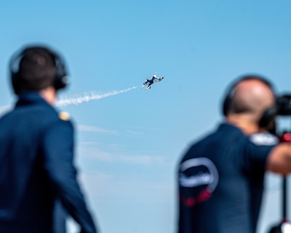 Thunderbirds Take to the Skies at the Oregon International Airshow