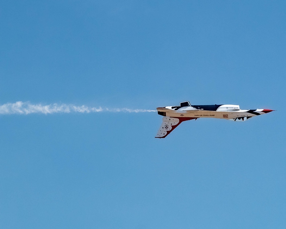 Thunderbirds Take to the Skies at the Oregon International Airshow