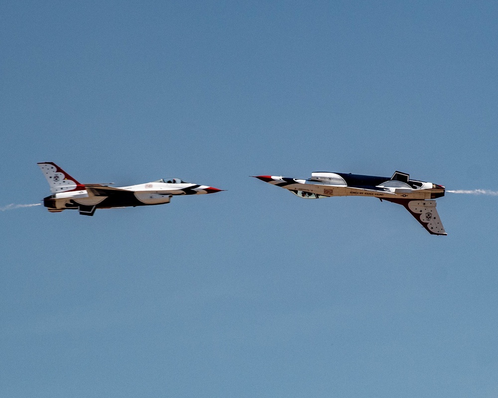 Thunderbirds Take to the Skies at the Oregon International Airshow