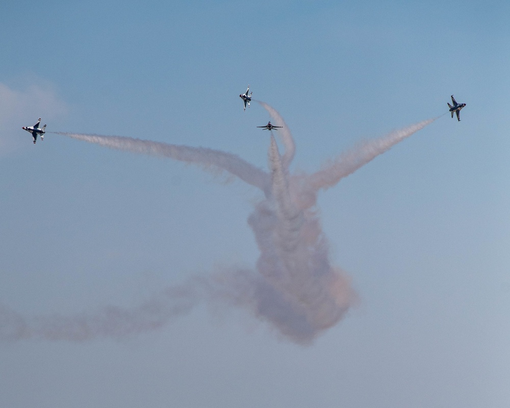 Thunderbirds Take to the Skies at the Oregon International Airshow