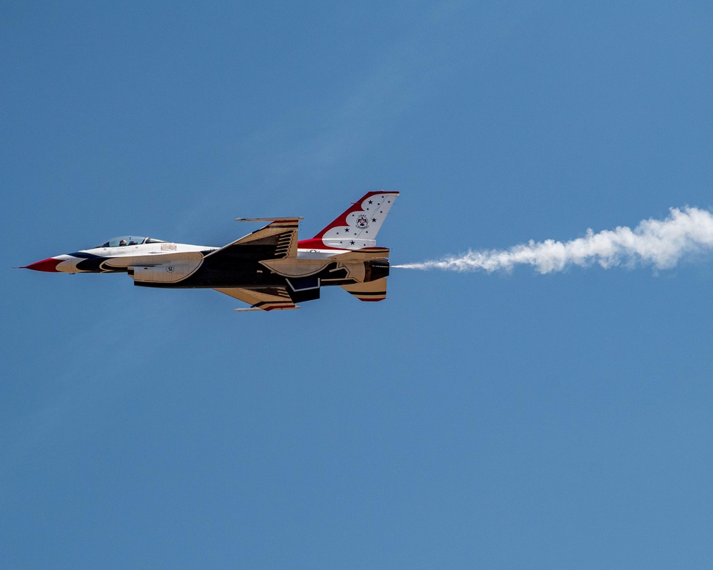 Thunderbirds Take to the Skies at the Oregon International Airshow