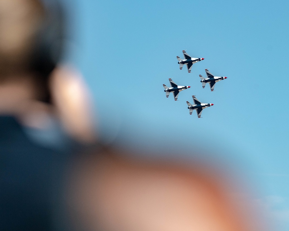 Thunderbirds Take to the Skies at the Oregon International Airshow