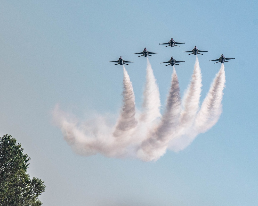 Thunderbirds Take to the Skies at the Oregon International Airshow