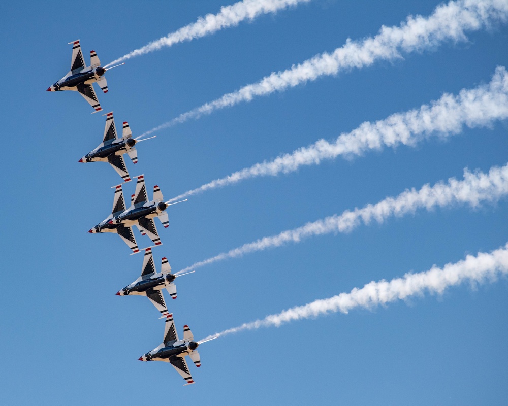 Thunderbirds Take to the Skies at the Oregon International Airshow