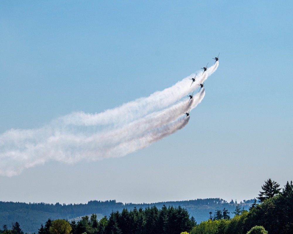 Thunderbirds Take to the Skies at the Oregon International Airshow