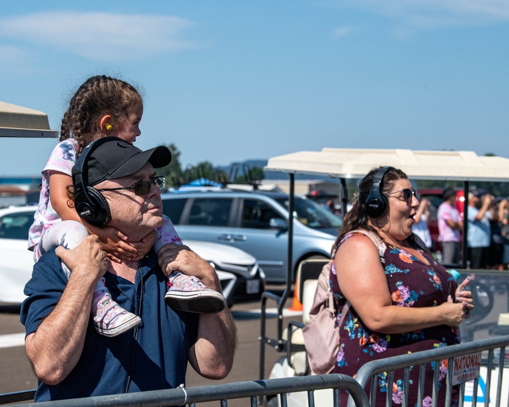 Thunderbirds Take to the Skies at the Oregon International Airshow